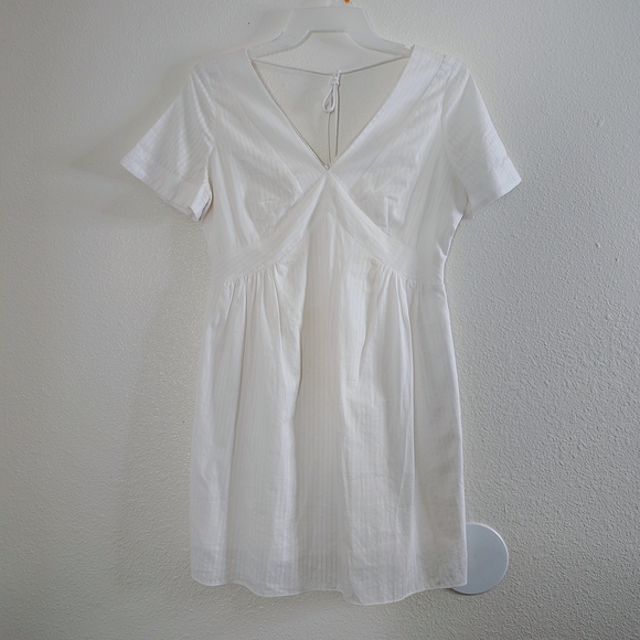 Banana Republic Dresses & Skirts - Banana Republic White Mini Dress V-Neck Short Sleeve NWT Size S